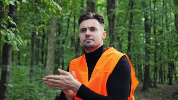 Sakallı Bir Adam Ellerini Soğuk Sonbahar Ormanına Sokup Kayıp Bir — Stok video
