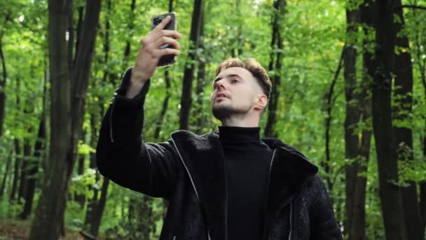 Verloren Man Het Bos Met Een Mobiele Telefoon Die Geen — Stockvideo