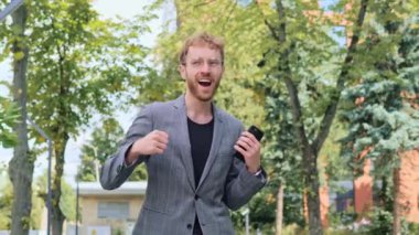 Mutlu, coşkulu, neşeli, dans eden erkek, kazanan, başarılı iş adamı, şehir sokaklarında başarılı iş adamı dansı, zafer, zafer, zafer, zafer, zafer, zafer, zafer, başarı, eğlence, başarı.