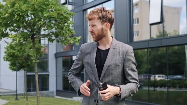 Geschäftsmann Mit Leberschmerzen Männliche Hände Halten Bauch Nebeneinander Mann Fühlt — Stockvideo