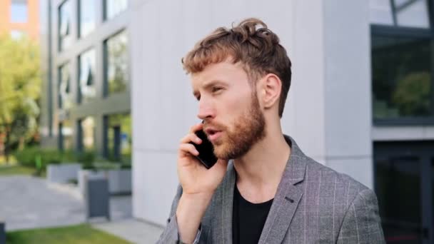 Sério Homem Confiante Com Aparência Interessante Roupa Elegante Ter Telefonema — Vídeo de Stock