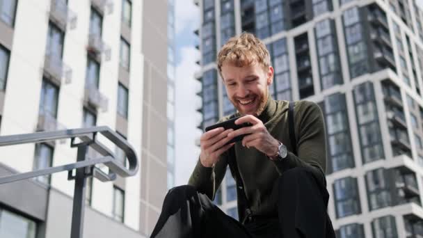 Heyecanlı Erkek Oyuncu Profesyonel Adamı Cep Telefonu Uygulaması Kullanıyor Şehrin — Stok video