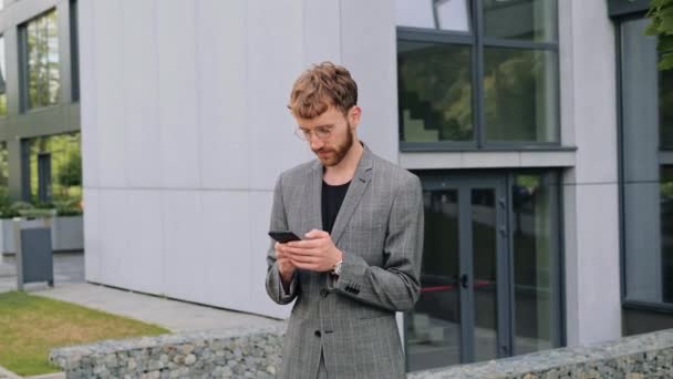 Sorrindo Positivo Hustler Man Roupa Elegante Usando Seu Smartphone Moderno — Vídeo de Stock