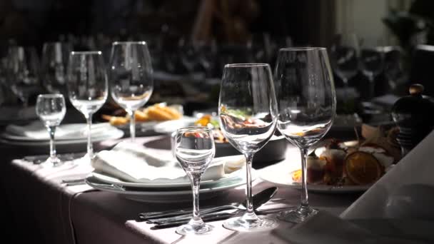 Piatti Serviti Festivi Bicchieri Sul Tavolo Raggi Luce Solare Sul — Video Stock