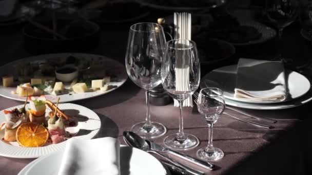 Όμορφη Διακόσμηση Τραπεζιού Γάμου Εορταστικά Πιάτα Ποτήρια Στο Τραπέζι Ηλιαχτίδες — Αρχείο Βίντεο