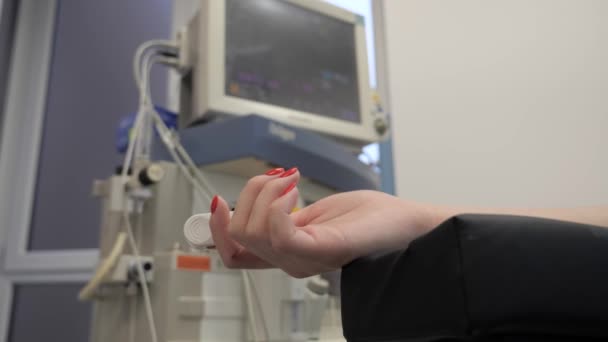 Uma Mão Mulher Une Computador Monitorando Pulso Pacientes Uma Mulher — Vídeo de Stock