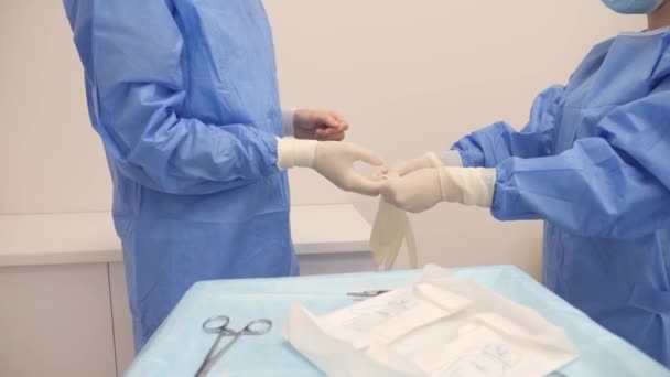 Eine Krankenschwester Aus Nächster Nähe Hilft Dem Chirurgen Vor Der — Stockvideo