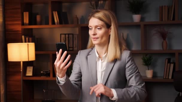 Mulher Negócios Amigável Ter Chamada Vídeo Smartphone Interior Feche Sorrindo — Vídeo de Stock