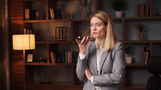 Krásná Blonďatá Obchodnice Která Nahrává Hlasovou Zprávu Smartphonu Podnikatelka Používající — Stock video