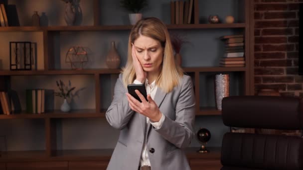 Triste Mujer Negocios Sosteniendo Teléfono Inteligente Siente Infeliz Emociones Negativas — Vídeos de Stock