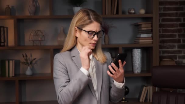 Stresująca Kobieta Patrząca Ekran Telefonu Zdejmująca Okulary Mówiąca Kobieta Sfrustrowana — Wideo stockowe