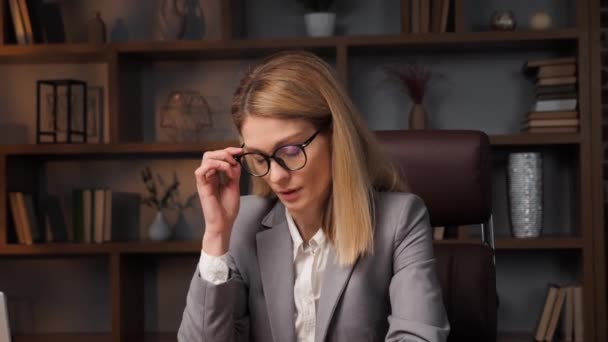 Ohromená Frustrovaná Žena Cítí Unavená Nadměrného Používání Počítače Sundává Brýle — Stock video