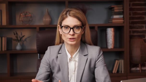 Affärskvinna Glasögon Pratar Med Kameran Gör Konferens Affärssamtal Jobbsökande Gör — Stockvideo