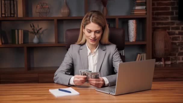 Wanita Bahagia Yang Ceria Menghitung Uang Tunai Kantor Modern Pengusaha — Stok Video