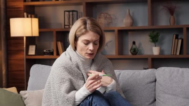 Mulher Doente Envolto Xadrez Malha Quente Tremendo Com Frio Sentar — Vídeo de Stock
