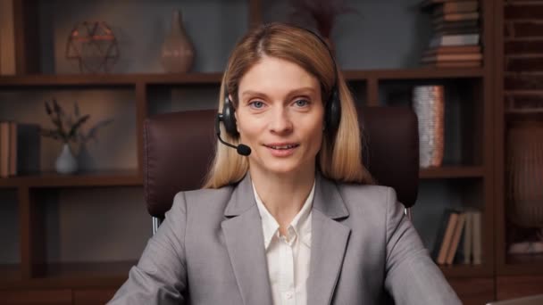 Χαρούμενη Όμορφη Ενήλικη Επιχειρηματίας Δασκάλα Που Φοράει Ακουστικά Και Μιλάει — Αρχείο Βίντεο