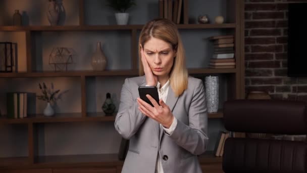 Mujer Negocios Conmocionada Mujer Mirando Teléfono Móvil Siente Estrés Molesto — Vídeos de Stock