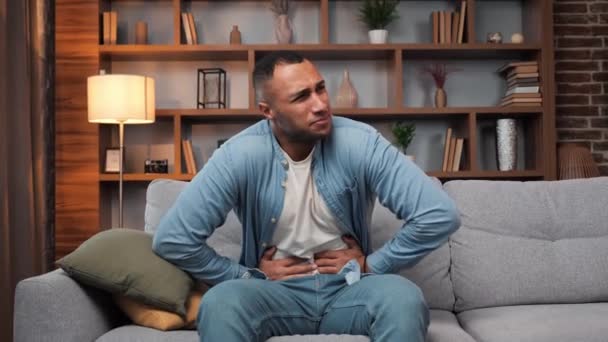 Kanepede Oturan Afro Amerikalı Adam Evde Mide Ağrısı Gastrit Semptomu — Stok video