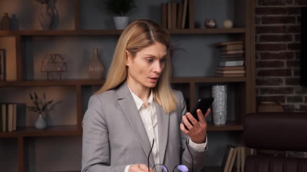 Quoi Donc Femme Confus Regardant Écran Téléphone Portable Enlève Des — Video