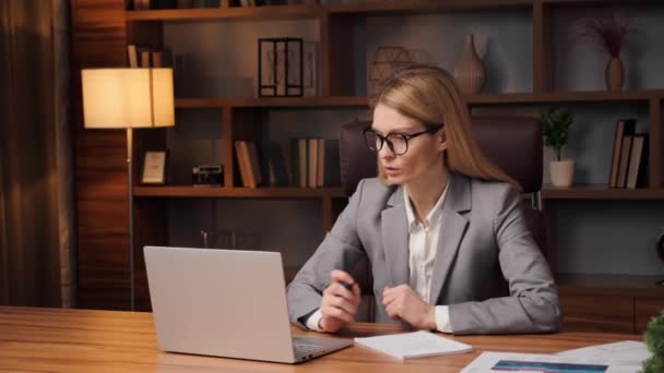 Kvindelige Dame Forretningskvinde Fjern Arbejder Videoopkald Gør Noter Holder Web – Stock-video