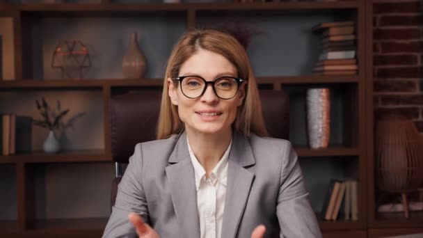 Affärskvinna Glasögon Pratar Med Kameran Gör Konferens Affärssamtal Jobbsökande Gör — Stockvideo