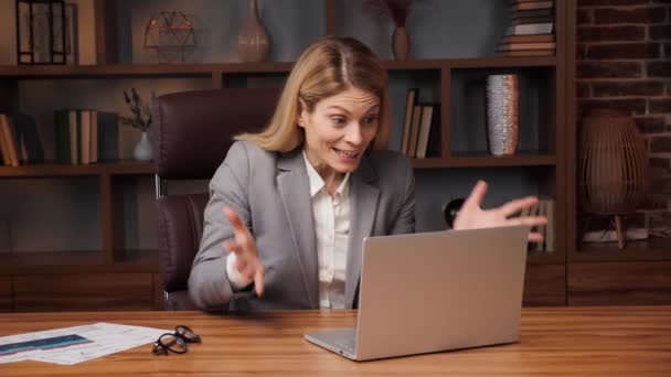 Piękna Happy Businesswoman Siedzi Biurze Podnosząc Ręce Brawa Świętowaniu Udanej — Wideo stockowe