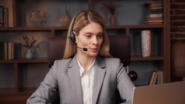Usmívající Zaostřená Žena Sluchátkách Pohled Kameru Mluvit Svým Obchodním Partnerem — Stock video