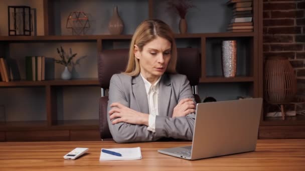 Självsäker Anställd Kvinna Känner Sig Kall Arbetar Laptop Hemmakontoret Gnuggar — Stockvideo