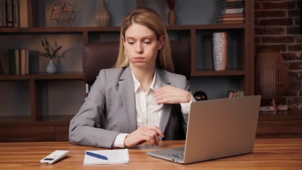 Zakenvrouw Werkt Een Laptop Voelt Zich Heet Vrouwelijke Met Hand — Stockvideo