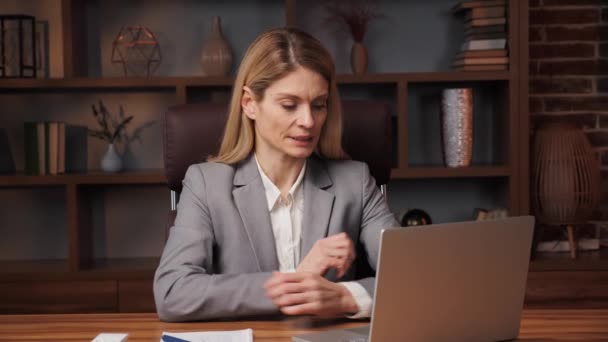 Στρεσαρισμένος Φορητός Υπολογιστής Νεαρής Γυναίκας Που Εργάζεται Από Γραφείο Στο — Αρχείο Βίντεο
