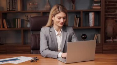 Ofiste dizüstü bilgisayarda çalışan mutlu bir iş kadını. İçerde dizüstü bilgisayarda yazan bir bayan yönetici. Ofiste dizüstü bilgisayara bakan ciddi bir iş kadınının portresi