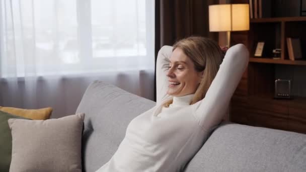 Sorrindo Satisfeita Mulher Atraente Relaxando Sofá Tomando Respiração Profunda Fresco — Vídeo de Stock