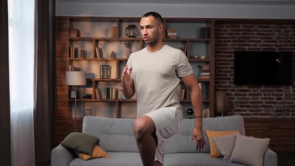 Forte Forme Sportive Homme Afro Américain Fait Des Exercices Sur — Video