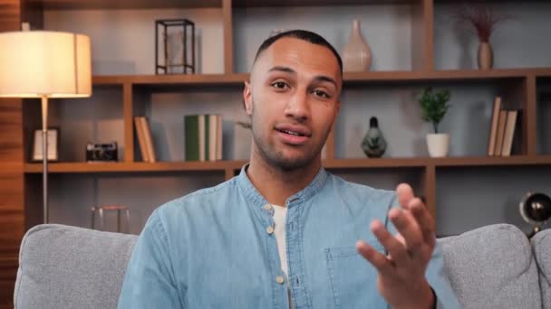Charmant Homme Affaires Afro Américain Enseignant Parlant Une Webcam Lors — Video