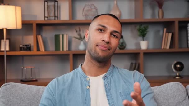 Homme Affaires Afro Américain Positif Enseignant Parlant Une Webcam Lors — Video