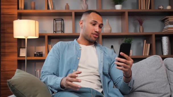 Vriendelijk Afro Amerikaanse Man Met Videogesprek Smartphone Close Serieuze Man — Stockvideo