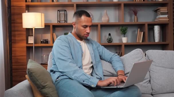 Jovem Boa Aparência Afro Americano Digitando Laptop Teclado Trabalhando Remotamente — Vídeo de Stock