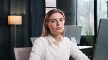 Resmi takım elbiseli ciddi bir iş kadını portresi, kameraya kendinden emin bakan beyaz gömlek, kendine güvenen iş kadını feminizm işçisi bayan patron kadın lider.