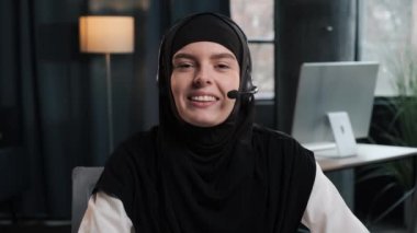 Kendine güvenen Arap iş kadını başörtüsü takıyor kameraya bakın, Müslüman kadın webcam ile konuşuyor video konferansı görüşmesi yapıyor iş görüşmesi yapıyor Webinar online sunumunu ofiste yapıyor