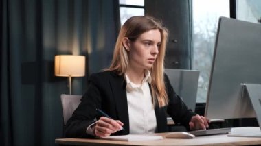 Genç Kafkas Pazarlama Uzmanı Şirket Ofisinde Laptop Bilgisayar üzerinde çalışıyor. Güzel Meşgul Kendine Güvenen Kadın Proje Yöneticisi Not Defterine Not Yazıyor. Çevrimiçi Çalışan Ev