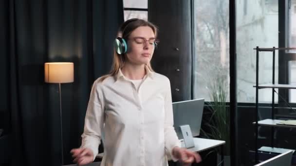 Όμορφη Επιχειρηματίας Που Χορεύει Στο Γραφείο Φορώντας Ασύρματα Ακουστικά Joyful — Αρχείο Βίντεο