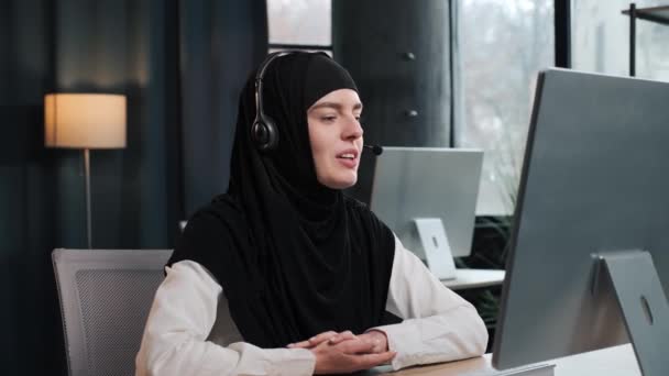 Closeup Muslim Arabian Islamic Woman Hijab Headset Businesswoman Operator Virtual — Vídeo de stock