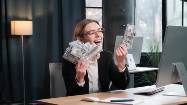 Lucky Business Girl User Freelancer Hráč Žena Sedí Stolu Kanceláři — Stock video