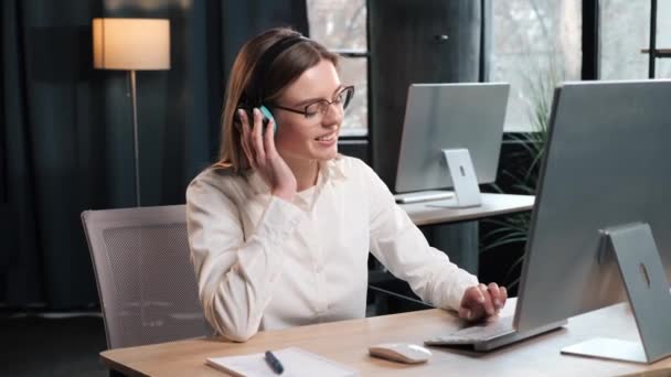Female Manager Wireless Headphones Lead Distant Negotiations Business Partners Employer — Video Stock