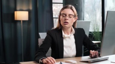 Çekici Kadın Ofis İşçisi Bilgisayar Bilgisayarında Stres ve Hüsran Çalışıyor. Muhasebeci Duygular Projesi Baskısı, Başına Masaj Yapıyor, İstatistiklerle Çalışıyor, Baş Ağrısı Var. Borsa çöktü.