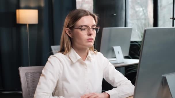 Portrait Beautiful Stylish Business Woman Eyeglasses Turning Head Looking Confident — Vídeo de Stock