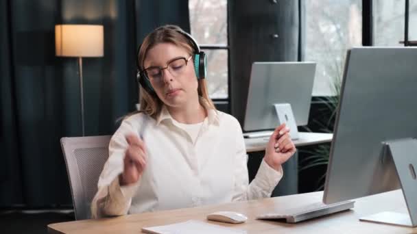 Amusing Business Woman Manager Worker Sits Table Headphones Listens Music — Vídeo de stock