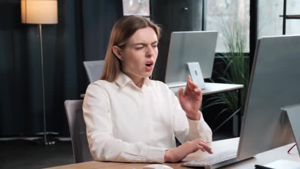 Nešťastná Obchodní Žena Kancelářský Pracovník Sedí Stolu Počítačem Trpí Bolestí — Stock video