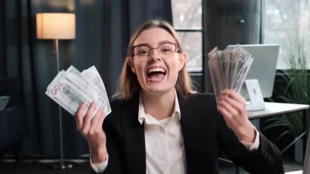 Happy Business Girl Freelancer Player Woman Sitting Table Office Throws — Stockvideo