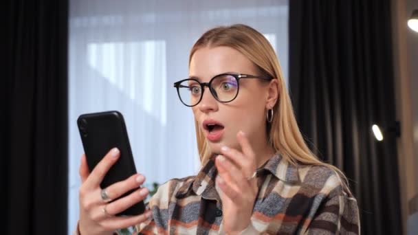 Забавная Девушка Клиент Очках Празднующая Победу Тендере Получающая Предложение Электронной — стоковое видео